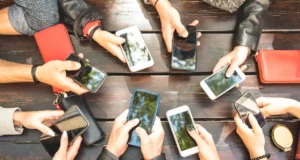 Запрет на телефоны в школах Нью-Йорка приводит к неожиданному результату: дети начинают общаться друг с другом